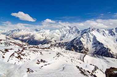 Kabardino-Balkaria 'nın Elbrus bölgesinde güzel bir dağ manzarasının panoraması