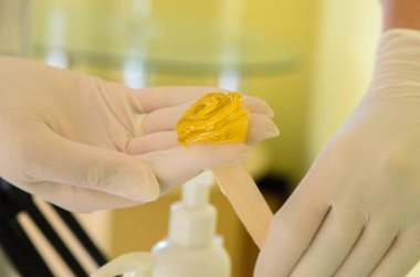 Vücut kıllarını kesmek için şeker ezmesi. Güzellik ve vücut bakımı şekerlemesi