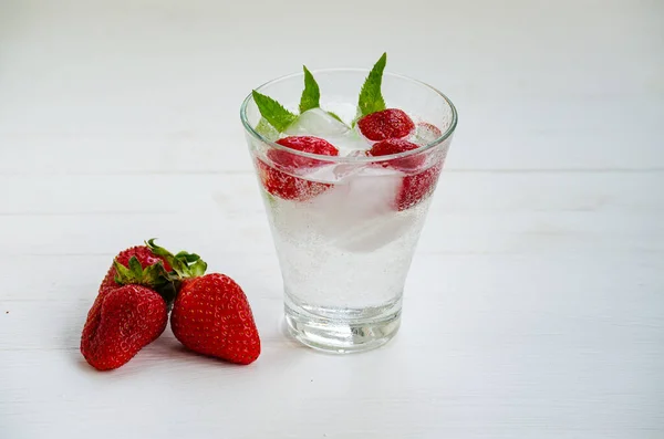 Summer Refreshing Transparent Cocktail Soda Strawberries Mint Ice —  Fotos de Stock