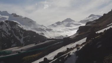 Kabardino-Balkaria 'nın Elbrus bölgesinde güzel bir dağ manzarasının panoraması