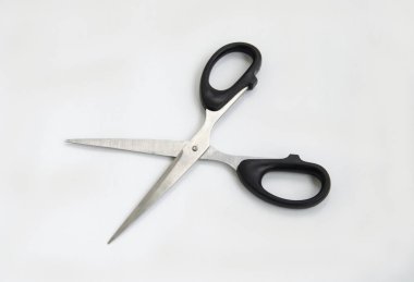 Siyah saplı metal makas beyaz arkaplanda izole edildi