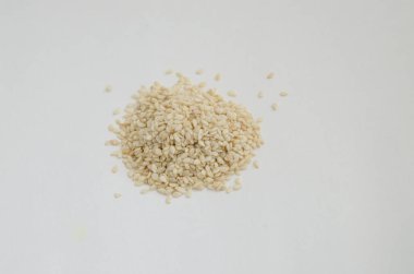 Beyaz arka planda izole edilmiş susam tohumları. Sağlıklı yemekler, çeşnili yemekler.