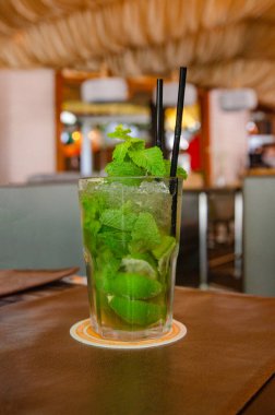 Şeffaf bardakta naneli, buzlu ve limonlu alkolsüz yaz mojito kokteyli.