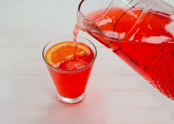 Rode Kers Drinken Een Transparante Container Een Witte Achtergrond Zomer — Stockfoto