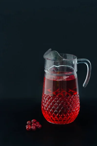 Bebida Cereza Roja Recipiente Transparente Sobre Fondo Negro Cóctel Refrescante — Foto de Stock