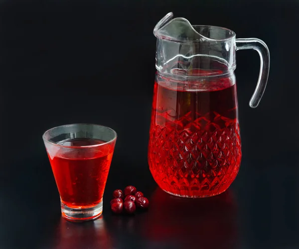 Bebida Cereza Roja Recipiente Transparente Sobre Fondo Negro Cóctel Refrescante — Foto de Stock