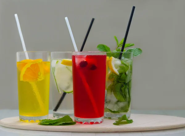 Conjunto Cócteles Refrescantes Verano Con Hielo Sobre Fondo Claro —  Fotos de Stock