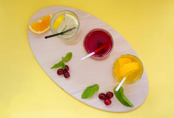 Ensemble Cocktails Rafraîchissants Été Avec Glace Sur Fond Clair — Photo