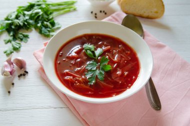 Ulusal Rus ve Ukrayna yemeği pancar ve lahana ile kırmızı borş 'tur. Beyaz tabaklarda hafif arka planda servis edilmiş.