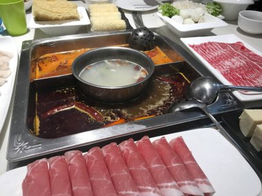 Çin Szechuan Baharatlı Mala Hot Pot Steamboat üçlü çorba tabanı. Sığır eti, domuz eti, mantar ve diğer yiyecekler..