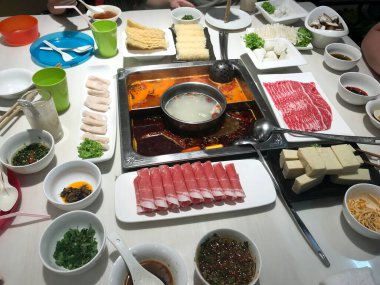 Çin Szechuan Baharatlı Mala Hot Pot Steamboat üçlü çorba tabanı. Sığır eti, domuz eti, mantar ve diğer yiyecekler..