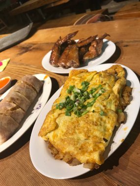 Baharatlı omlet, kızarmış havuçlu kek, Çin usulü sebzeli dürüm Popiah, BBBQ Bal Tavuğu kanatları. Singapur ve Malezya Gıda.