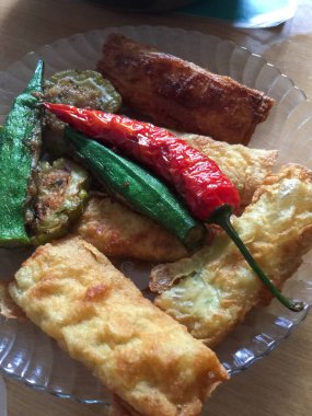 Kıyma ve tuzlanmış balıkla doldurulmuş kızarmış Çin yemeği..