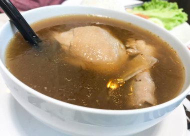 Asya usulü sağlıklı sebzeli tavuk yahnisi ve pilav. Malezya yemeği. Tavuk budu ve tavuk bacağı..