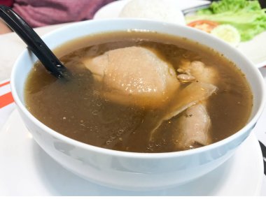 Asya usulü sağlıklı sebzeli tavuk yahnisi ve pilav. Malezya yemeği. Tavuk budu ve tavuk bacağı..