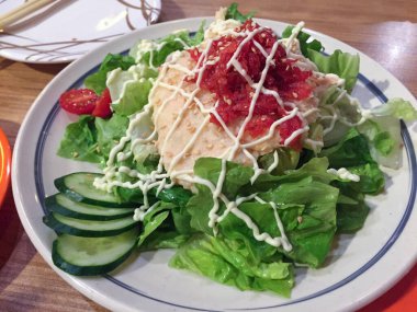 Marul ve salatalıklı Asya patates salatası. Mayonez sosu, kiraz domatesleri.,