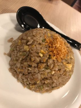 Sarımsaklı pilav, kızarmış sarımsak, soğan ve yumurta bir Japon restoranında servis edilir.
