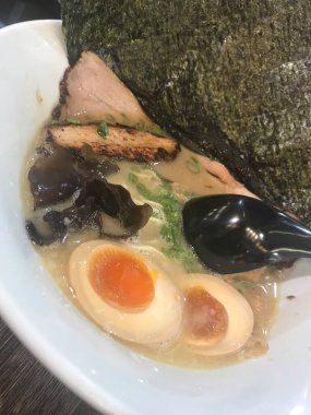 Japon usulü erişteli erişte, taze soğan, yosun, domuz suyunda yumurta..