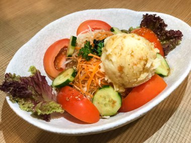 Japon susam soslu patates püresi salatası genellikle Japon restoranlarında servis edilir..