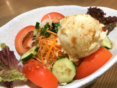 Japon susam soslu patates püresi salatası genellikle Japon restoranlarında servis edilir..