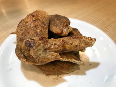 Bira ve salata ile servis edilen kızarmış tavuk kanadı serpin..