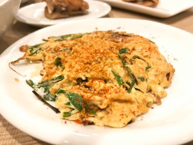 Chive yumurtaları, üzerine kırmızı biber ve kızarmış sarımsak serpiştirilmiş öğle veya akşam yemeği..