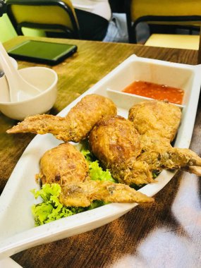 Tayland restoranında akşam yemeği sırasında servis edilen kıymalı börek.