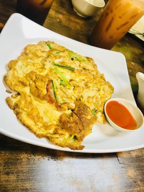 Tayland restoranında akşam yemeği sırasında acılı omlet ve karides.