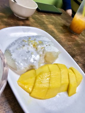 Hint cevizli pilav ve Tayland tatlısı. Sadece Tayland restoranlarında olur.