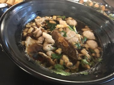 Tayland Pork Erişte Çorbası, haşlanmış et, domuz yağı, sebze ve farklı bir çeşit şehriye..