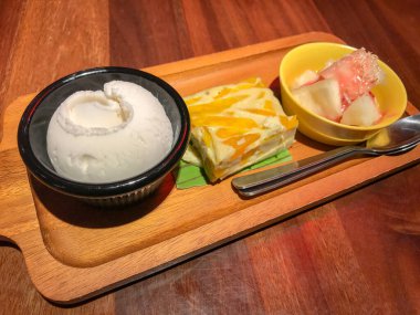 Hindistan cevizli dondurma ve hindistan cevizli sütle kaplı buharda pişirilmiş balkabağı..