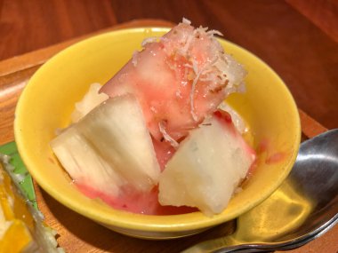 Tay restoranında Tayland mutfağından sonra servis edilen kurutulmuş hindistan cevizi ve sütle kaplı tapyoka..