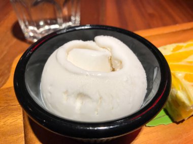 Tayland restoranında Tayland mutfağından sonra servis edilen hindistan cevizli dondurma..