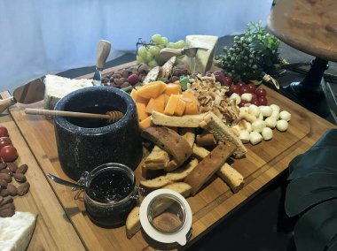 Fransız tost sirkesi soslu farklı peynir tabağı, meyve ve bal domatesli bal.