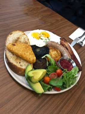 Kahvaltı tostu, sosis, avokado, yumurta, esrar, vişneli domates ve pastırma..