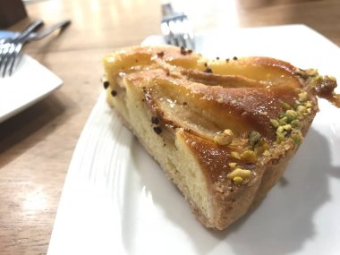 Yumuşak sarı yumurta pastırmalı tost, domates, salatalık ve acı biber soslu tost..