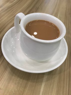 Yumuşak sarı yumurta pastırmalı tost, domates, salatalık ve acı biber soslu tost..