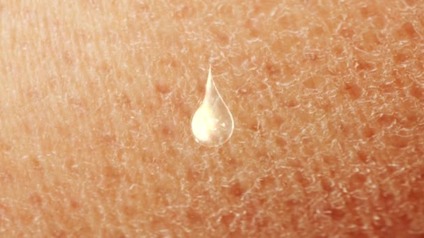 片状色素肌肤及光泽肌肤过程中的滴湿乳液 — 图库视频影像