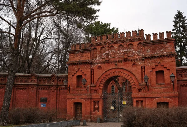 Moskva, Rusko - 04.05.2021: Park Pokrovskoe-Streshnevo. Staré cihlové brány — Stock fotografie