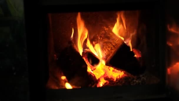 Brand in de open haard in de donkere kamer — Stockvideo