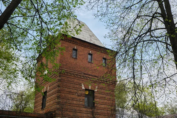 ブラトセボ公園。ストロガノフ家の歴史的な荘園。塔だ ストック写真