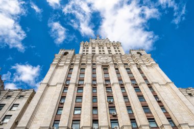 Moskova, Rusya - 04.05.2021: Moskova, Red Gate metro istasyonundaki gökdeleni sardı