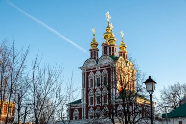 Moskova 'daki Novodevichy manastırında bir kilise. 