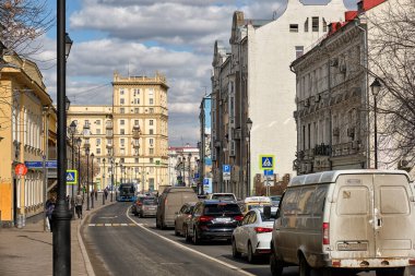 Moskova 'nın merkezinde yoğun trafik var.