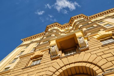 Moskova 'nın merkezindeki tipik Sovyet binasının cephesi.