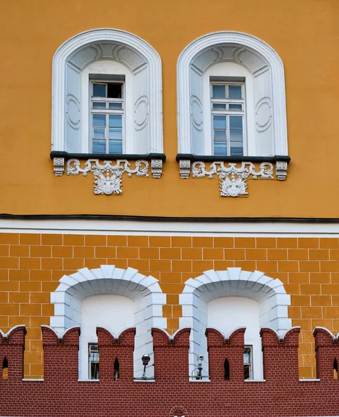 Moskva, Ryssland - 06.24.2021: fönstren i Stora Kremls palats och Kremls mur — Stockfoto