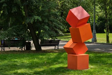 Park heykeli çimlerin üzerinde renkli küpleri