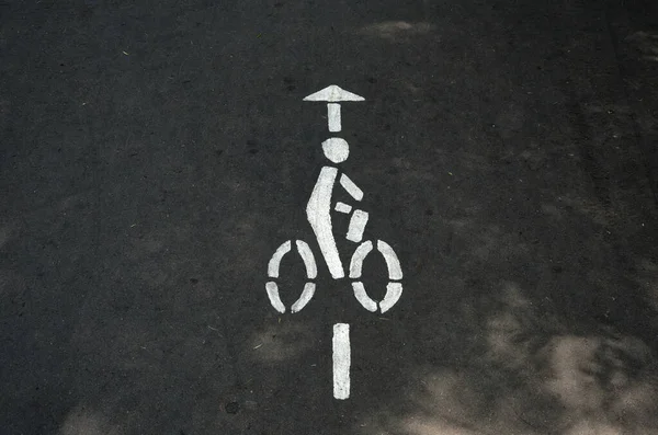 아스팔트 도로에 자전거 표지판 — 스톡 사진