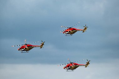 MAKS 2021 Uluslararası Havacılık ve Uzay Salonu. SARANG Hint uçuş ekibi helikopterlere bindi.