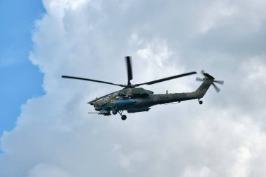 Mi-28 savaş helikopteri uçuşu. MAKS 2021 Uluslararası Havacılık ve Uzay Salonu.